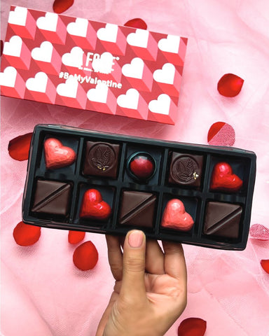 Box of 10 assorted Valentine bonbons and ganaches